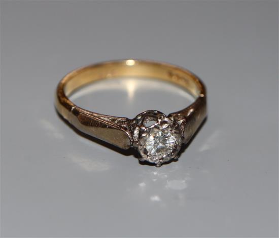 A modern 18ct gold and illusion set solitaire diamond ring, size M, gross 3.1 grams.